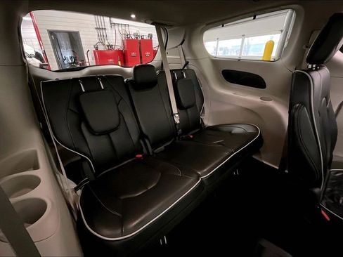 Used 2023 Chrysler Pacifica Limited FWD image 28