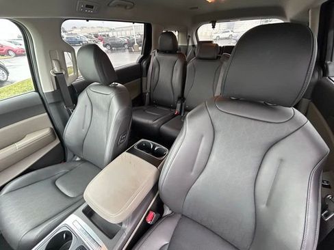 Used 2025 Kia Carnival EX image 15