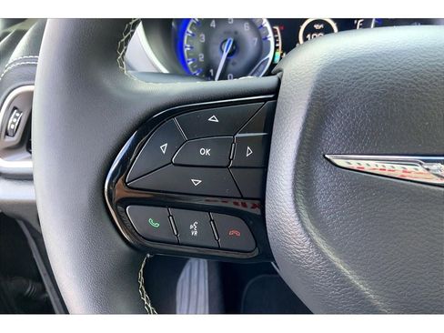 Used 2025 Chrysler Pacifica Limited FWD image 20