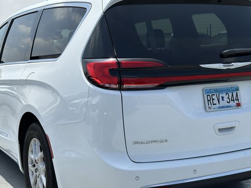 Used 2024 Chrysler Pacifica Touring-L FWD image 5