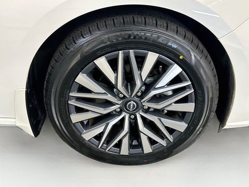 Used 2023 Nissan Altima 2.5 SV FWD image 11
