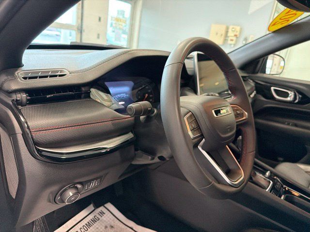 Used 2023 Jeep Compass Trailhawk w/ Trailhawk Convenience Group AWD/4WD image 17