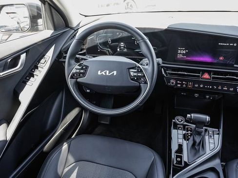 Used 2025 Kia Niro EX FWD image 17