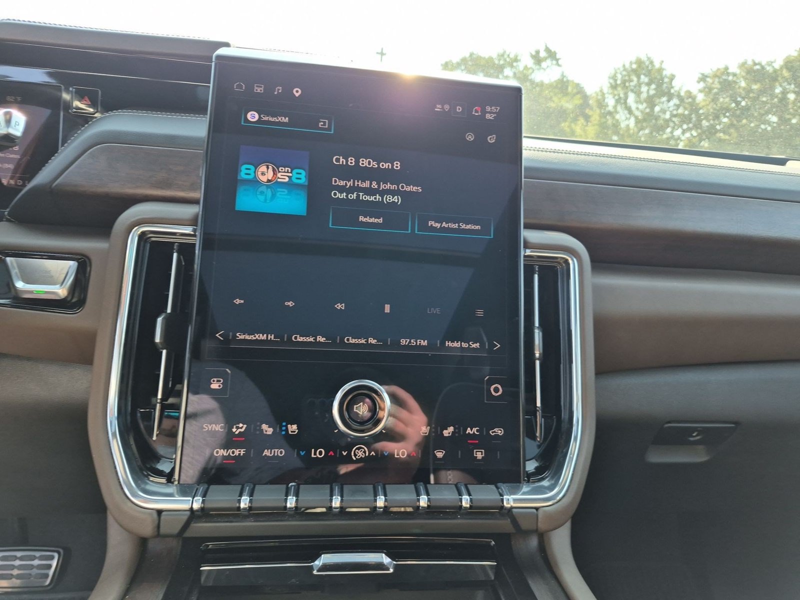 Certified 2025 GMC Yukon Denali Ultimate AWD/4WD image 13