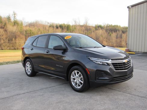 Used 2022 Chevrolet Equinox LS image 2