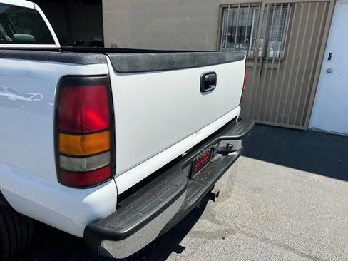 Used 2006 GMC Sierra 2500 W/T w/ Heavy-Duty Power Package RWD image 16