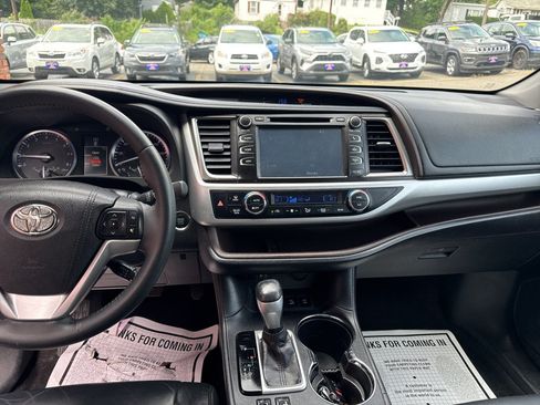 Used 2016 Toyota Highlander XLE AWD/4WD image 24