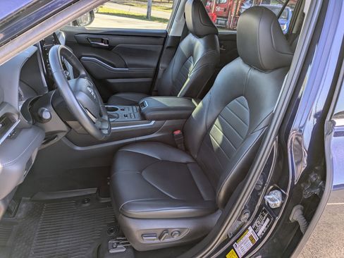 Used 2022 Toyota Highlander XLE image 7