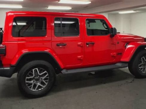Used 2025 Jeep Wrangler Unlimited Sahara w/ Safety Group AWD/4WD image 9