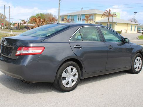 Used 2011 Toyota Camry LE image 6