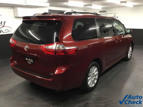 Used 2017 Toyota Sienna LE image 11