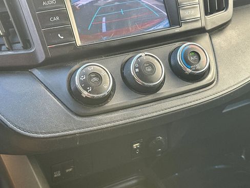Used 2016 Toyota RAV4 LE FWD image 18
