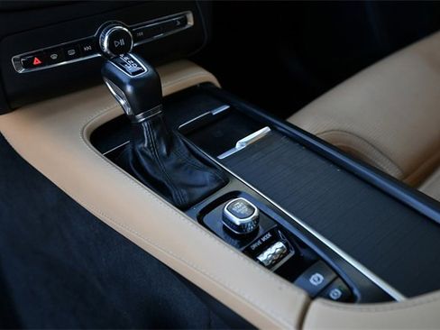 Used 2021 Volvo XC90 T6 Inscription w/ Protection Package Premier image 12