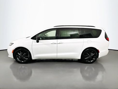New 2026 Chrysler Pacifica Limited w/ S Appearance Package FWD image 4