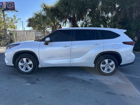 Used 2024 Toyota Highlander LE image 3