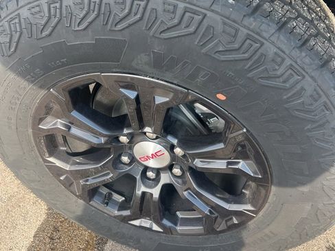 Used 2024 GMC Canyon Elevation image 7