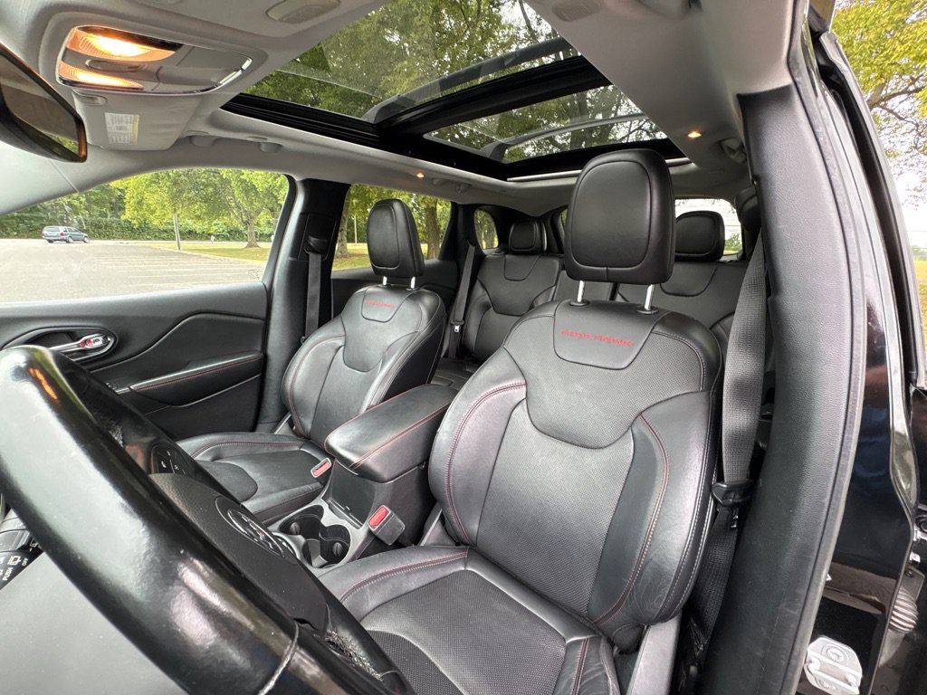 Used 2020 Jeep Cherokee Trailhawk AWD/4WD image 18