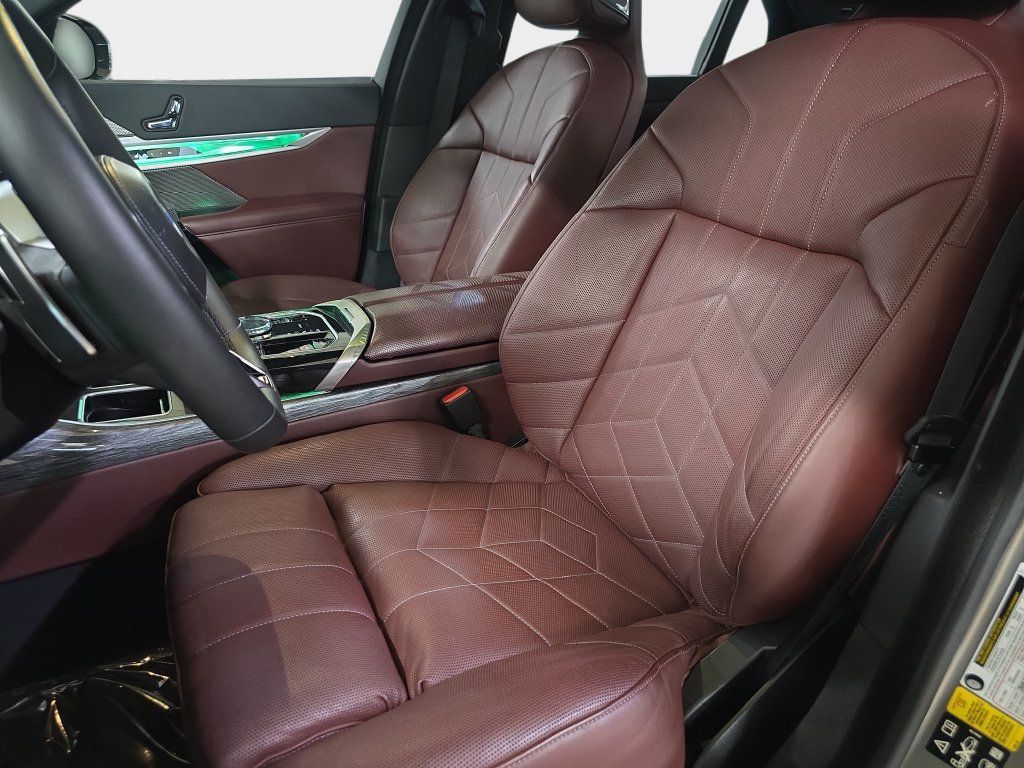 Used 2024 BMW 760i xDrive AWD/4WD image 17