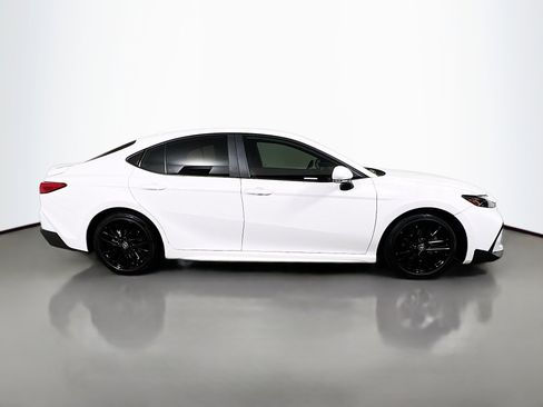 Used 2025 Toyota Camry SE w/ Convenience Package image 3