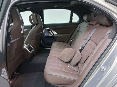 Certified 2023 BMW i7 xDrive60 AWD/4WD image 13
