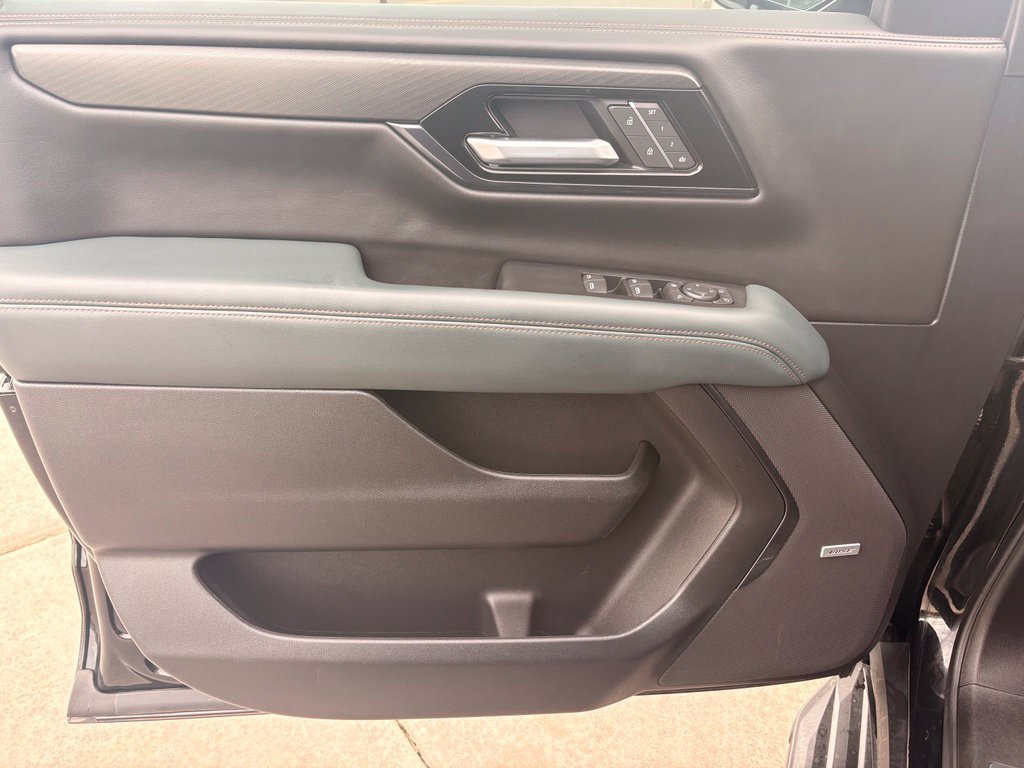 Used 2025 GMC Yukon AT4 AWD/4WD image 13