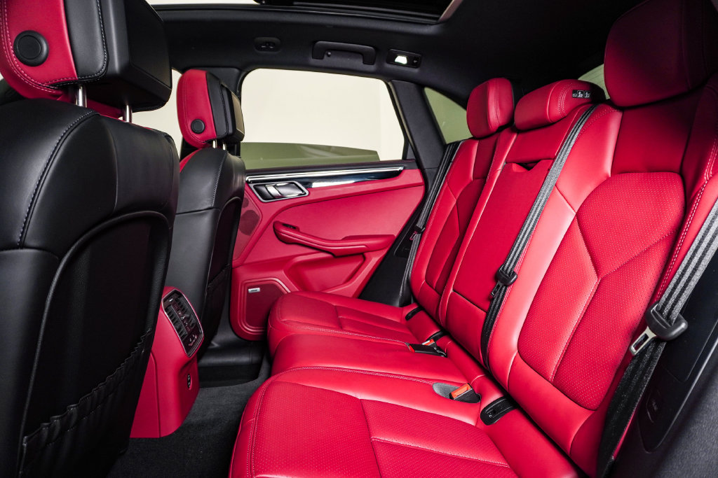 Certified 2026 Porsche Macan AWD/4WD image 17