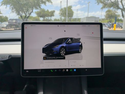 Used 2024 Tesla Model Y Long Range AWD/4WD image 21