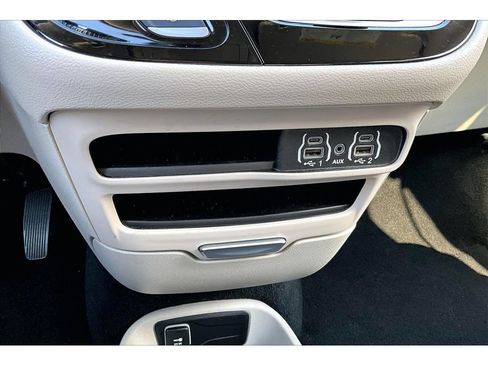 Used 2024 Chrysler Pacifica Touring-L FWD image 27