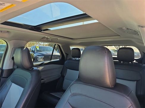 Used 2022 Ford Explorer XLT w/ Equipment Group 202A image 21