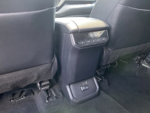 Used 2022 Toyota Highlander XLE FWD image 30