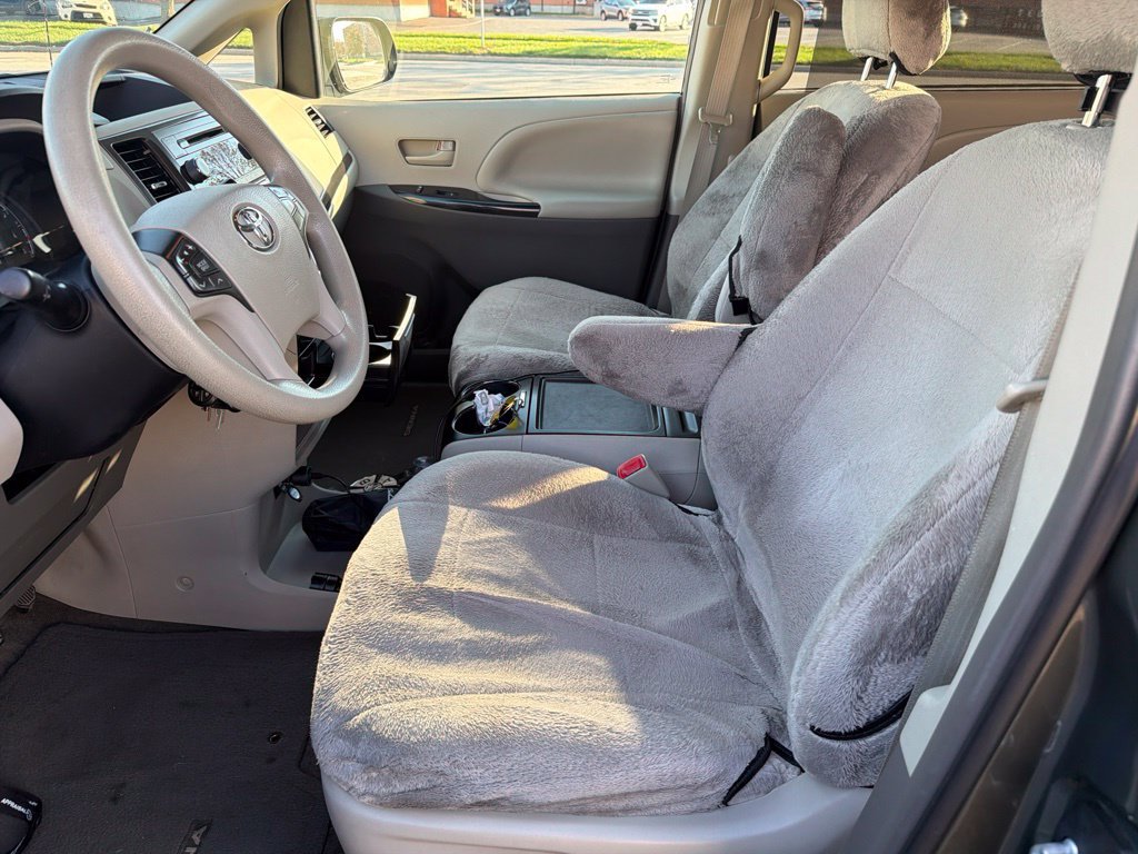 Used 2012 Toyota Sienna LE w/ Towing Pkg AWD/4WD image 11
