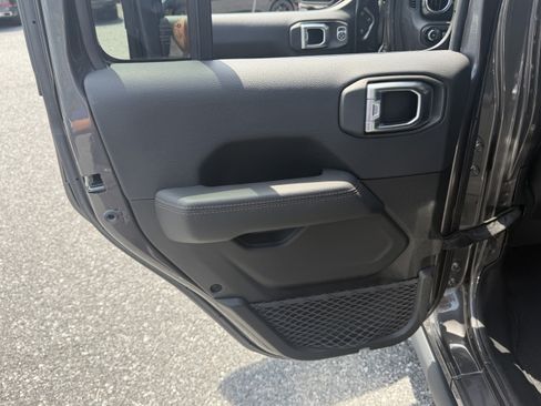 Used 2021 Jeep Wrangler Unlimited Rubicon w/ Dual Top Group AWD/4WD image 15
