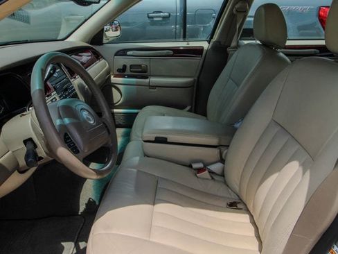 Used 2004 Lincoln Town Car Signature RWD image 12