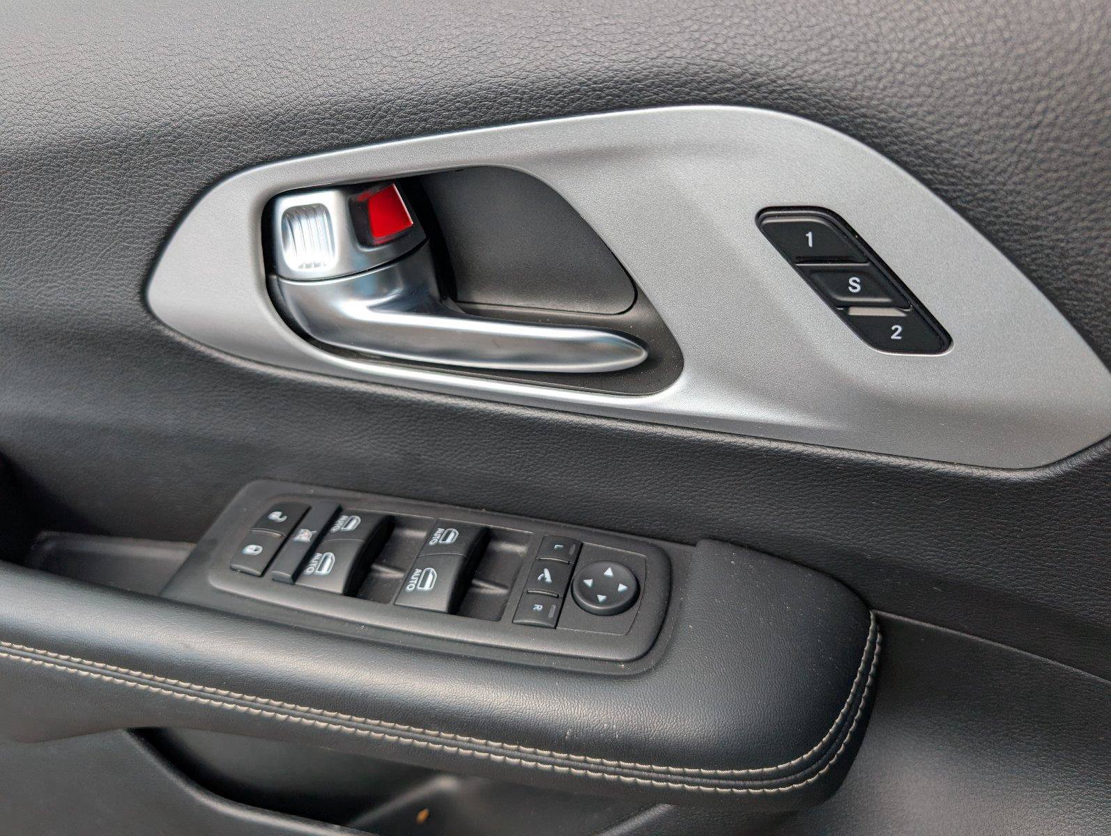 Used 2025 Chrysler Pacifica Limited FWD image 17