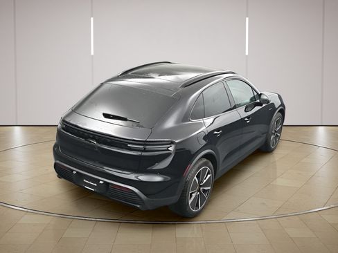 Certified 2025 Porsche Macan 4S Electric AWD/4WD image 37