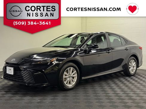 Used 2025 Toyota Camry LE image 1