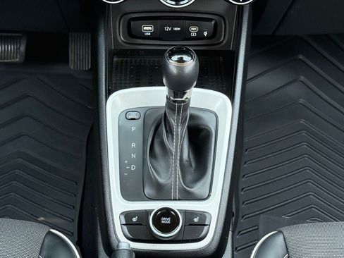 Used 2024 Hyundai Venue Limited FWD image 27