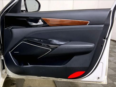 Used 2017 Kia Cadenza Technology image 23