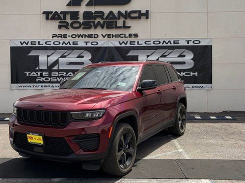 Used 2025 Jeep Grand Cherokee Altitude AWD/4WD image 2