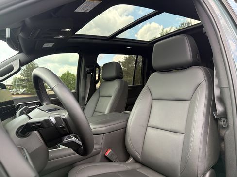 Used 2025 Chevrolet Suburban Z71 w/ Comfort Package AWD/4WD image 7