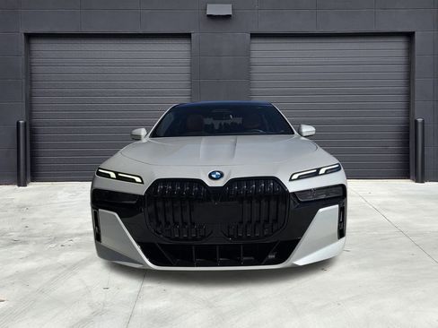 Used 2023 BMW 740i image 2