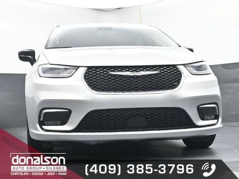 Used 2024 Chrysler Pacifica Touring-L FWD image 16