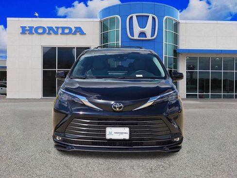Used 2026 Toyota Sienna XLE FWD image 8