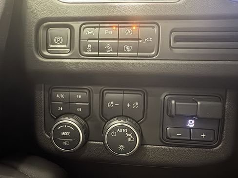 Used 2022 Chevrolet Suburban Z71 w/ Z71 Off-Road Package image 21