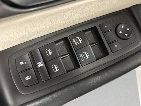 Used 2024 Chrysler Pacifica Touring-L FWD image 15
