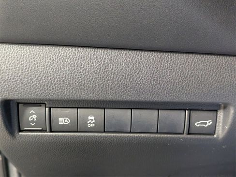 Used 2021 Toyota Venza LE image 13