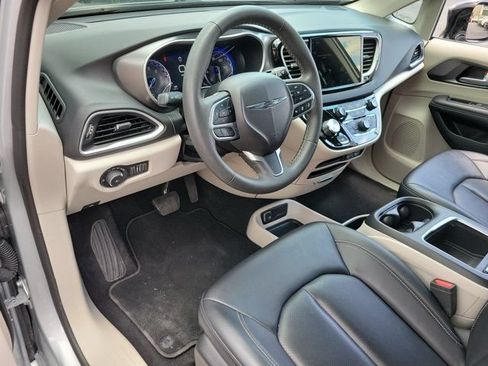 Used 2024 Chrysler Pacifica Touring-L FWD image 9
