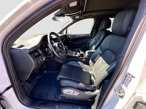 Certified 2023 Porsche Macan AWD/4WD image 5