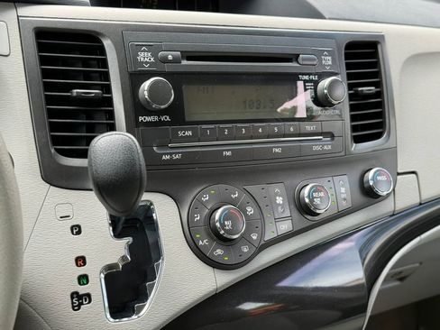 Used 2013 Toyota Sienna L FWD image 12