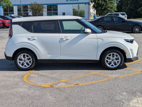 Used 2024 Kia Soul LX w/ Option Group 015 FWD image 3
